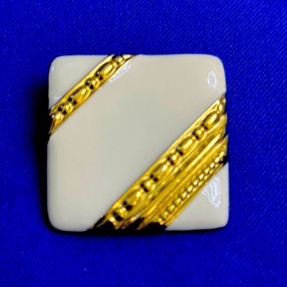 Vintage 80’s Givenchy Gold Tone Cream Beige Enamel Clip Earrings - Picture 6 of 11